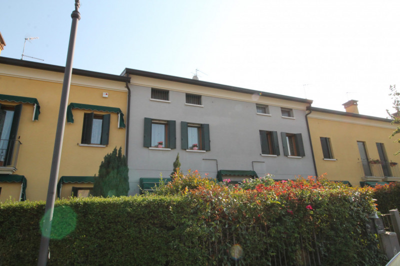 In contesto residenziale recente e riservato, proponiamo in vendita grazioso appartamento situato...