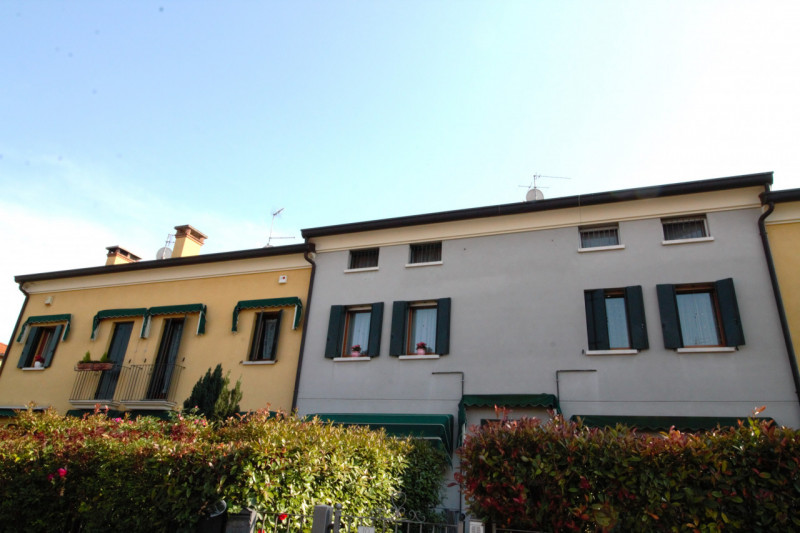 In contesto residenziale recente e riservato, proponiamo in vendita grazioso appartamento situato...