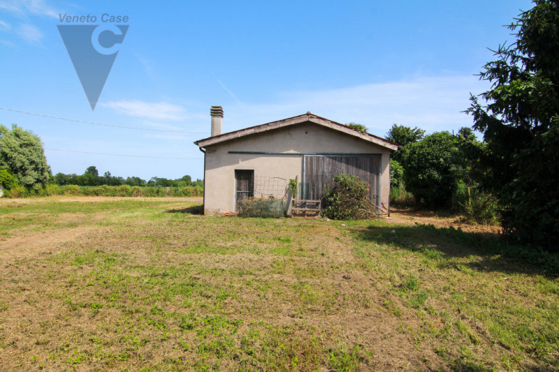 Ad Arzergrande, in zona tranquilla e immersa nel verde, proponiamo in vendita un ampio rustico su...