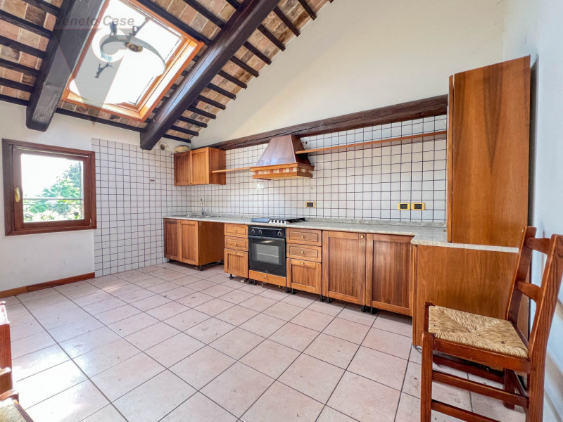 Ad Arzergrande, in zona tranquilla e immersa nel verde, proponiamo in vendita un ampio rustico su...