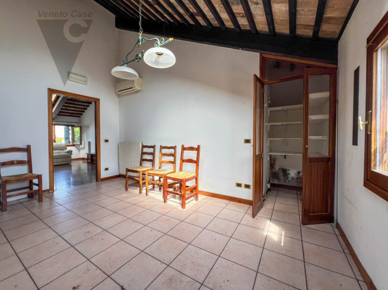 Ad Arzergrande, in zona tranquilla e immersa nel verde, proponiamo in vendita un ampio rustico su...