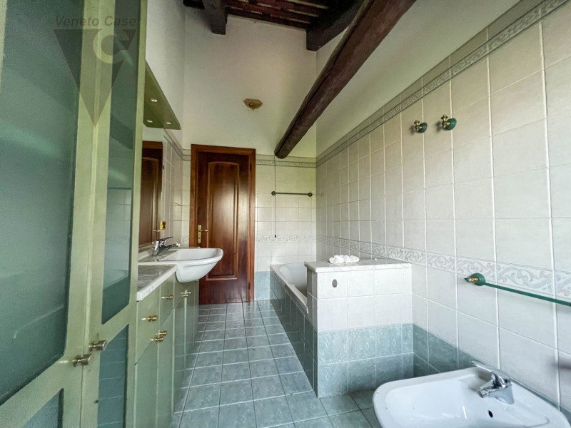 Ad Arzergrande, in zona tranquilla e immersa nel verde, proponiamo in vendita un ampio rustico su...