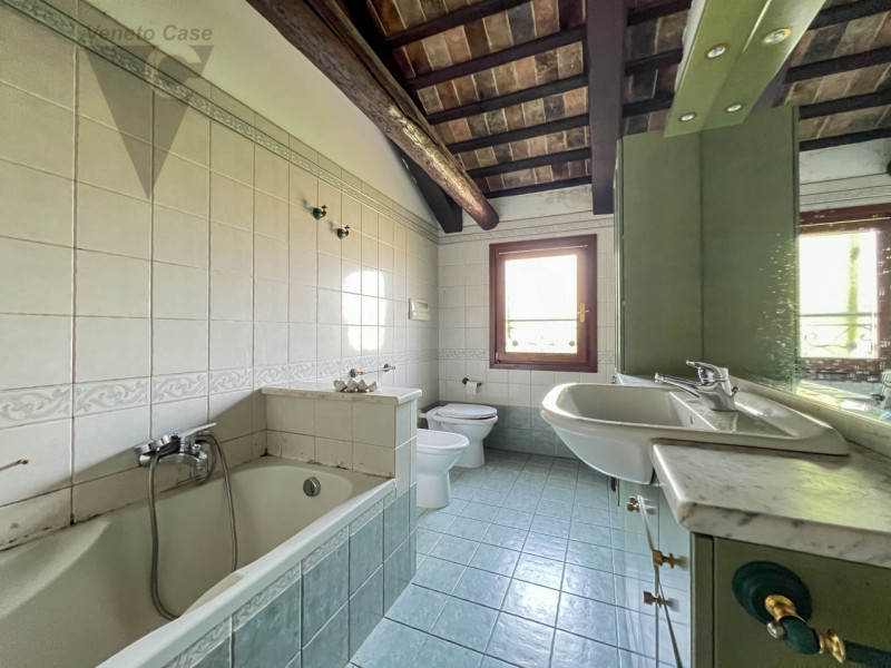 Ad Arzergrande, in zona tranquilla e immersa nel verde, proponiamo in vendita un ampio rustico su...