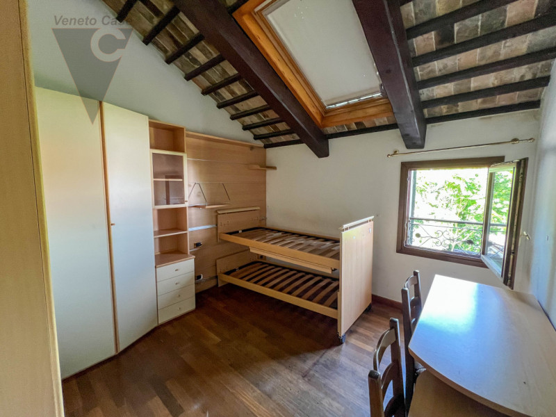 Ad Arzergrande, in zona tranquilla e immersa nel verde, proponiamo in vendita un ampio rustico su...