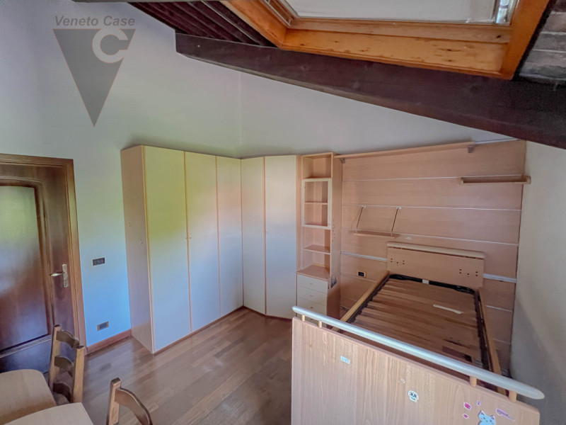 Ad Arzergrande, in zona tranquilla e immersa nel verde, proponiamo in vendita un ampio rustico su...