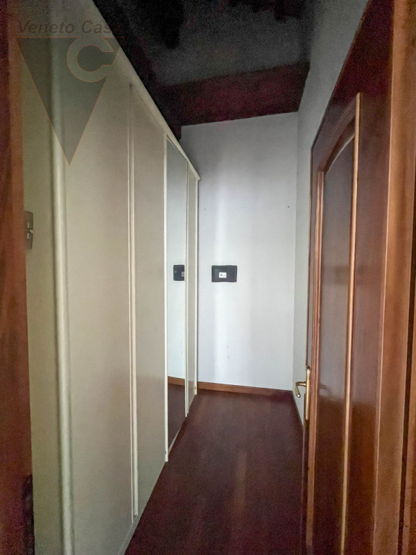 Ad Arzergrande, in zona tranquilla e immersa nel verde, proponiamo in vendita un ampio rustico su...