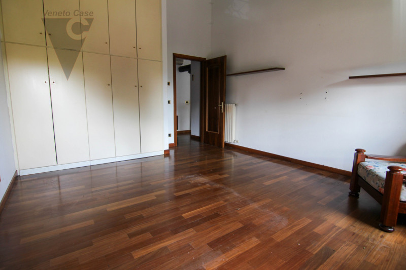 Ad Arzergrande, in zona tranquilla e immersa nel verde, proponiamo in vendita un ampio rustico su...