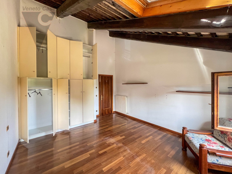 Ad Arzergrande, in zona tranquilla e immersa nel verde, proponiamo in vendita un ampio rustico su...