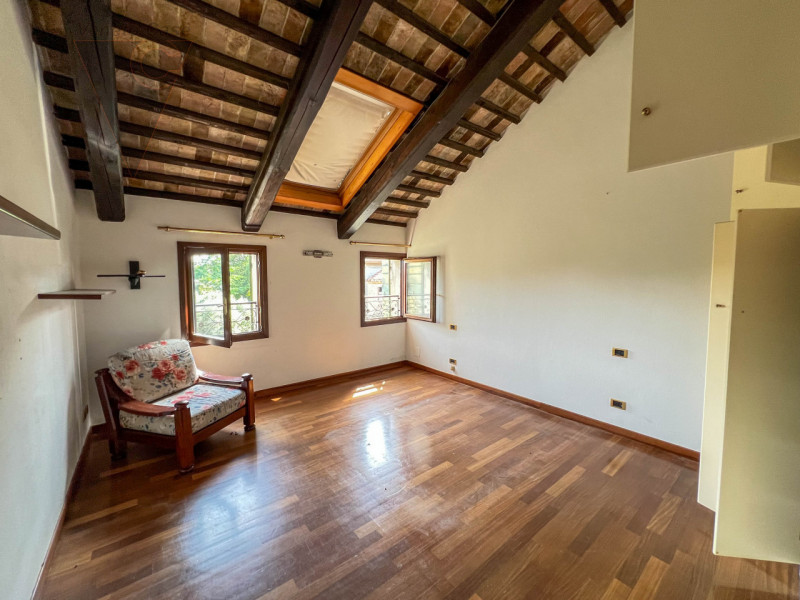 Ad Arzergrande, in zona tranquilla e immersa nel verde, proponiamo in vendita un ampio rustico su...