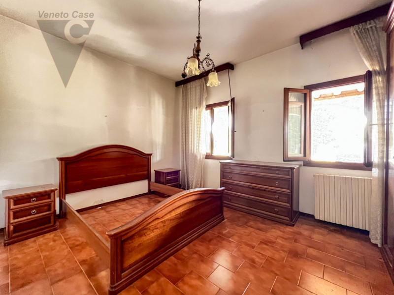 Ad Arzergrande, in zona tranquilla e immersa nel verde, proponiamo in vendita un ampio rustico su...