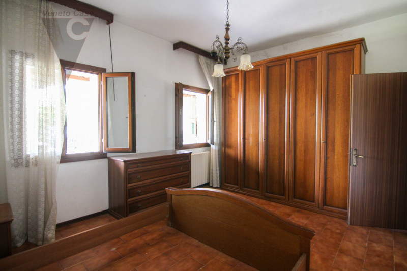 Ad Arzergrande, in zona tranquilla e immersa nel verde, proponiamo in vendita un ampio rustico su...