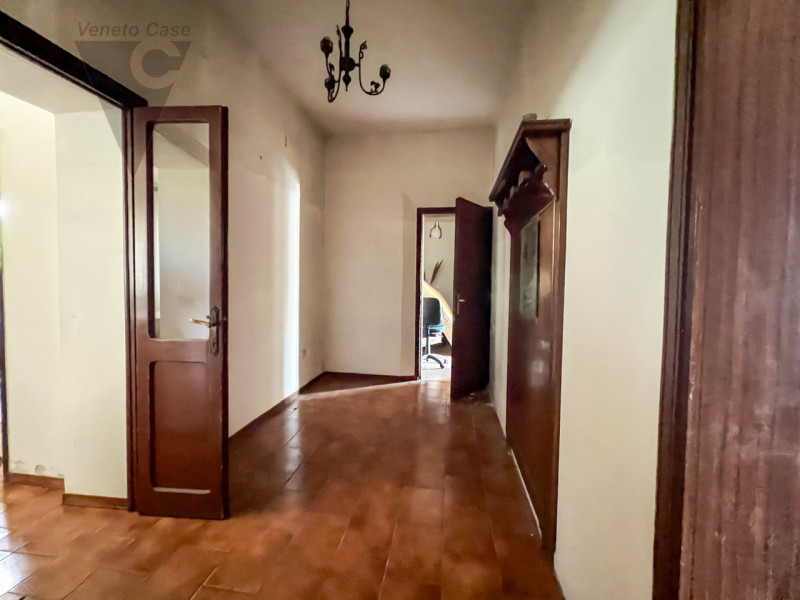 Ad Arzergrande, in zona tranquilla e immersa nel verde, proponiamo in vendita un ampio rustico su...