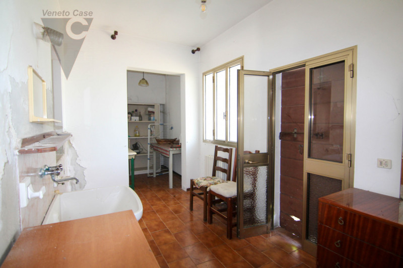 Ad Arzergrande, in zona tranquilla e immersa nel verde, proponiamo in vendita un ampio rustico su...