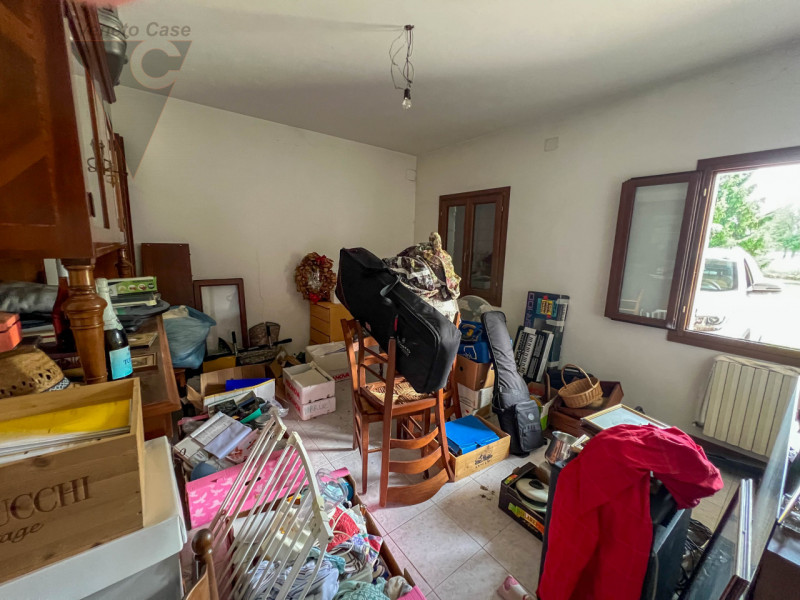 Ad Arzergrande, in zona tranquilla e immersa nel verde, proponiamo in vendita un ampio rustico su...