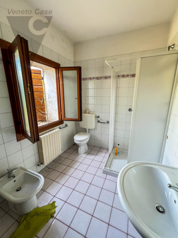 Ad Arzergrande, in zona tranquilla e immersa nel verde, proponiamo in vendita un ampio rustico su...