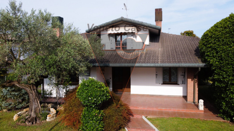 In contesto residenziale, comodo a tutti i servizi del paese, proponiamo esclusiva villa singola ...