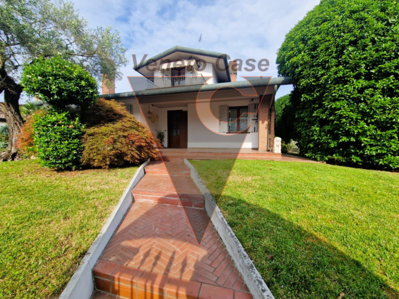 In contesto residenziale, comodo a tutti i servizi del paese, proponiamo esclusiva villa singola ...