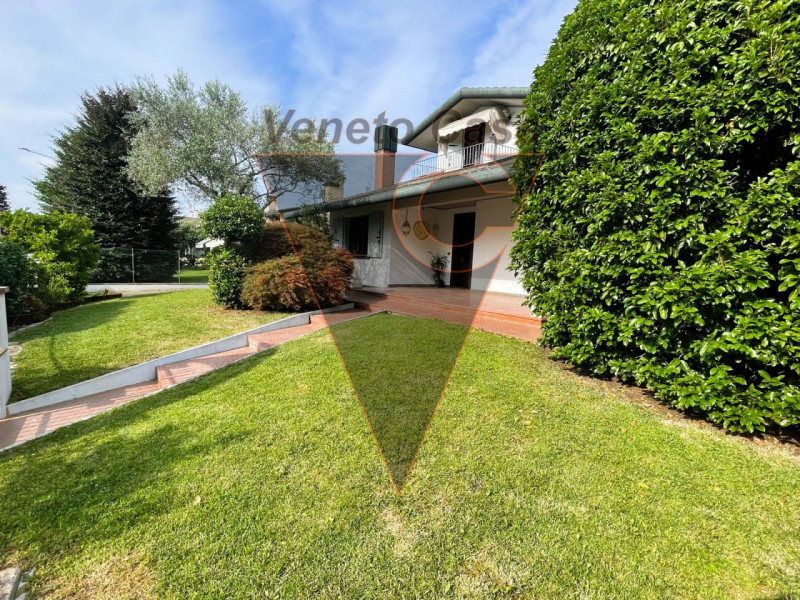 In contesto residenziale, comodo a tutti i servizi del paese, proponiamo esclusiva villa singola ...