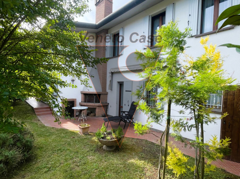 In contesto residenziale, comodo a tutti i servizi del paese, proponiamo esclusiva villa singola ...