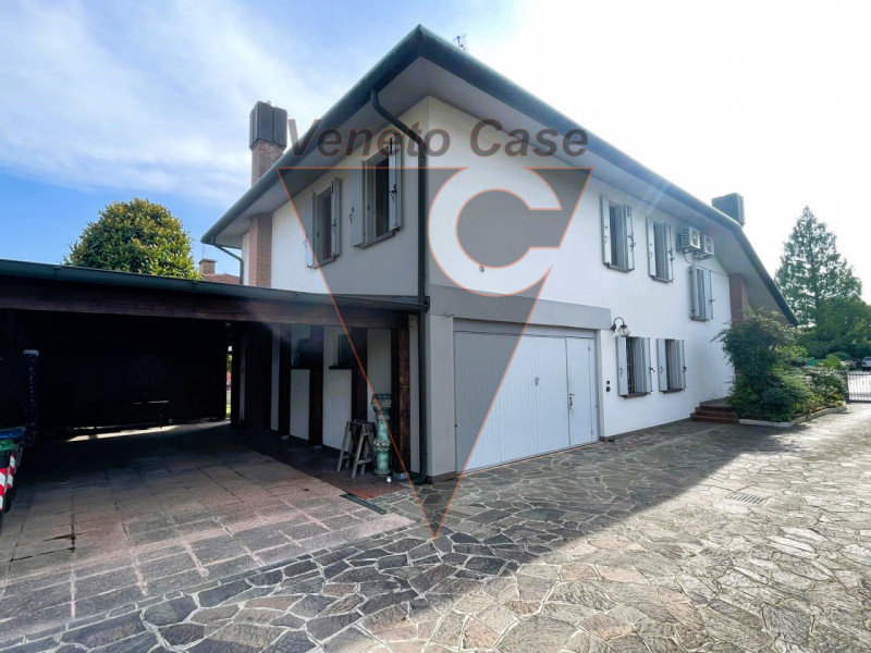 In contesto residenziale, comodo a tutti i servizi del paese, proponiamo esclusiva villa singola ...