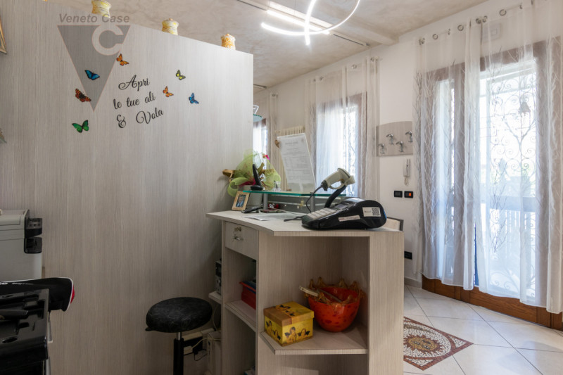 Scopri un'opportunità unica nel cuore del quartiere di Crocifisso! Proponiamo in affitto un elega...