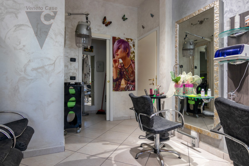 Scopri un'opportunità unica nel cuore del quartiere di Crocifisso! Proponiamo in affitto un elega...