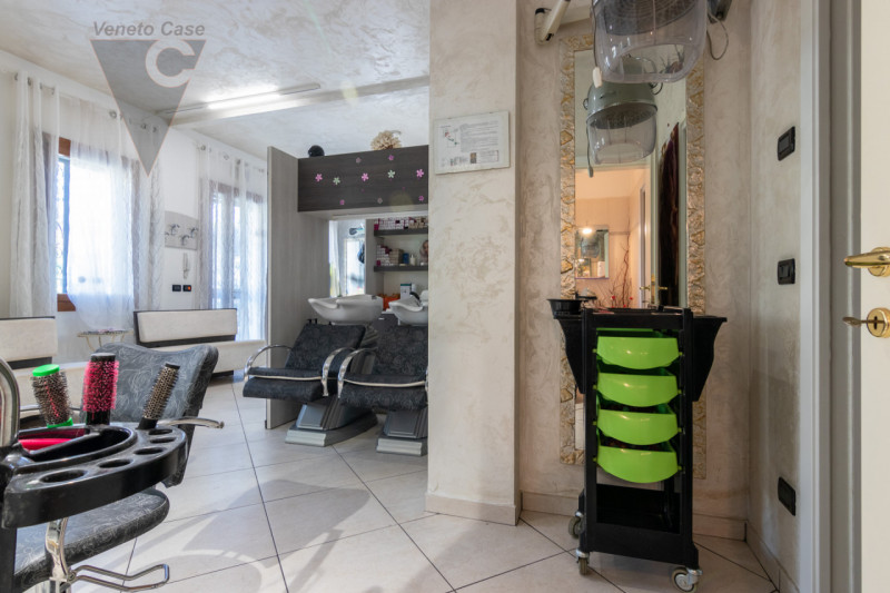 Scopri un'opportunità unica nel cuore del quartiere di Crocifisso! Proponiamo in affitto un elega...