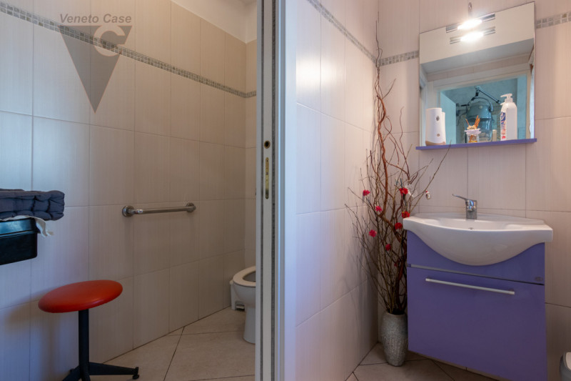 Scopri un'opportunità unica nel cuore del quartiere di Crocifisso! Proponiamo in affitto un elega...