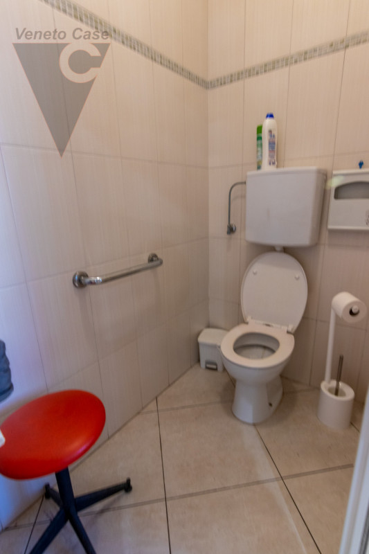 Scopri un'opportunità unica nel cuore del quartiere di Crocifisso! Proponiamo in affitto un elega...