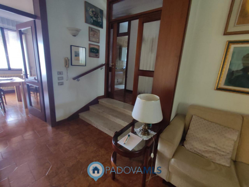 ALBIGNASEGO - CASA SINGOLA CON CAPANNONE DI 420 MQ

Immobile in esclusiva al Gruppo Padova MLS

P...