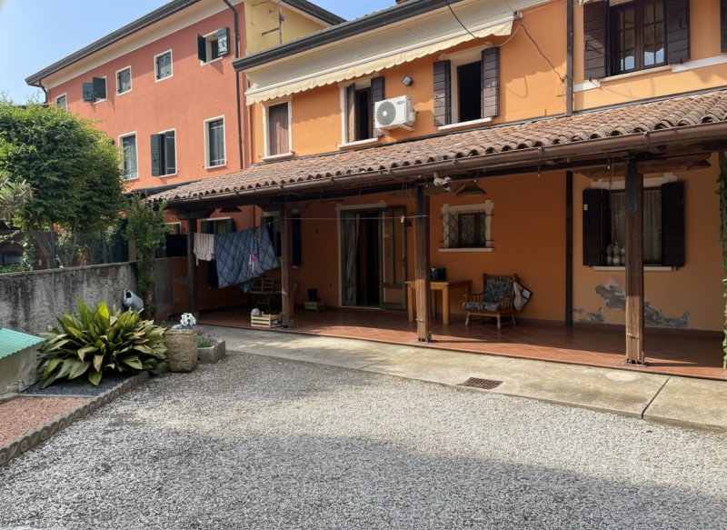 Proponiamo in vendita casa a schiera centrale di circa 160 mq, situata in posizione strategica e ...