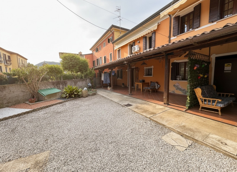 Proponiamo in vendita casa a schiera centrale di circa 160 mq, situata in posizione strategica e ...
