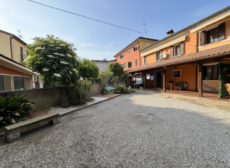 Proponiamo in vendita casa a schiera centrale di circa 160 mq, situata in posizione strategica e ...