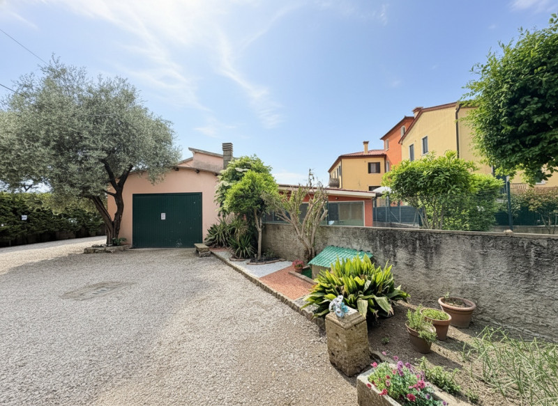 Proponiamo in vendita casa a schiera centrale di circa 160 mq, situata in posizione strategica e ...