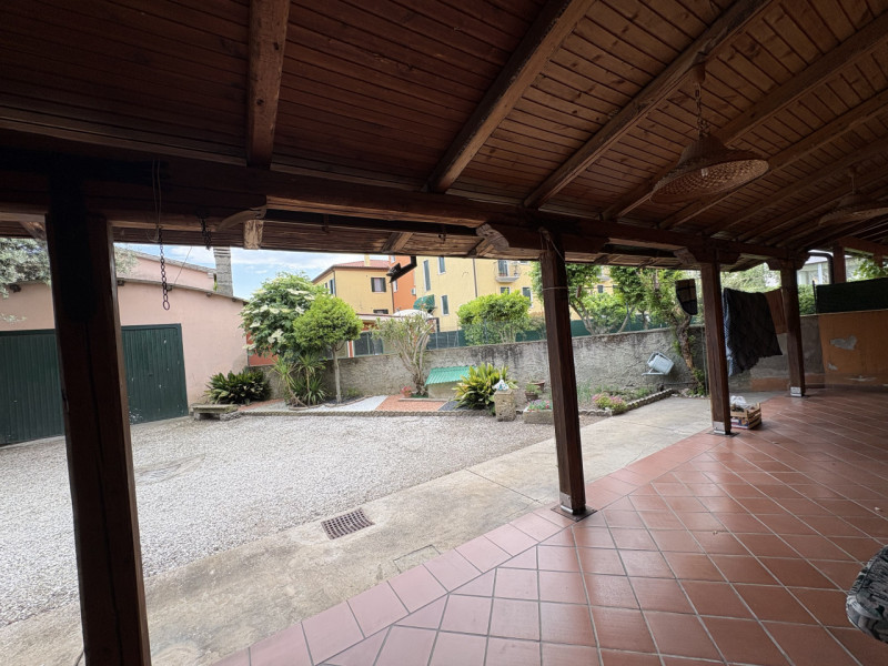 Proponiamo in vendita casa a schiera centrale di circa 160 mq, situata in posizione strategica e ...