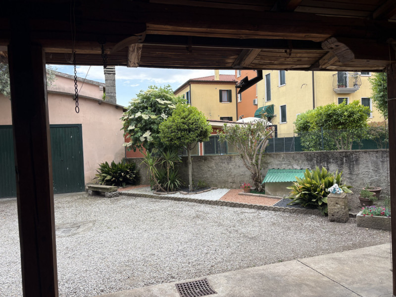 Proponiamo in vendita casa a schiera centrale di circa 160 mq, situata in posizione strategica e ...