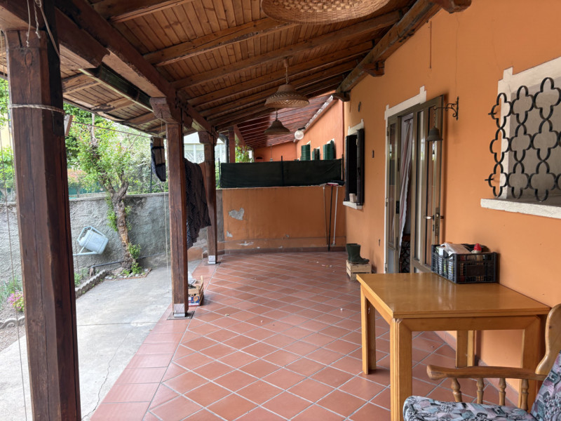 Proponiamo in vendita casa a schiera centrale di circa 160 mq, situata in posizione strategica e ...