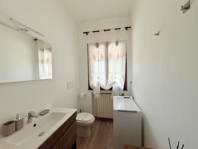 In zona semicentrale e comoda ai principali servizi del paese, proponiamo in vendita due abitazio...