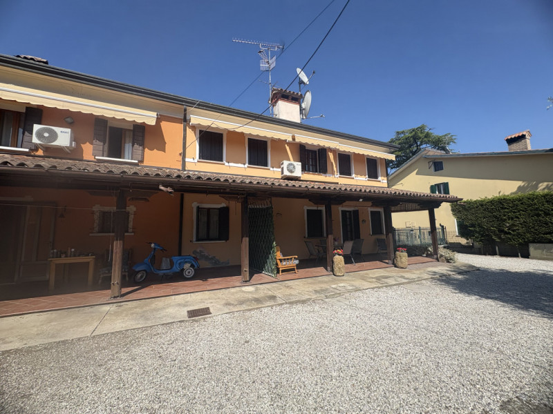 In zona semicentrale e comoda ai principali servizi del paese, proponiamo in vendita due abitazio...