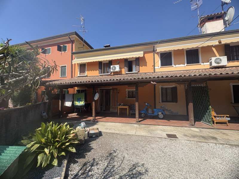In zona semicentrale e comoda ai principali servizi del paese, proponiamo in vendita due abitazio...