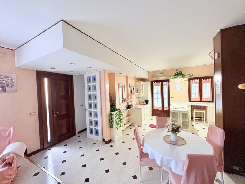 In zona semicentrale e comoda ai principali servizi del paese, proponiamo in vendita due abitazio...