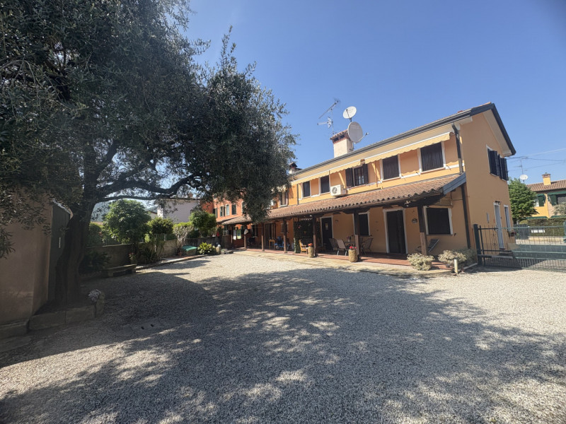 In zona semicentrale e comoda ai principali servizi del paese, proponiamo in vendita due abitazio...