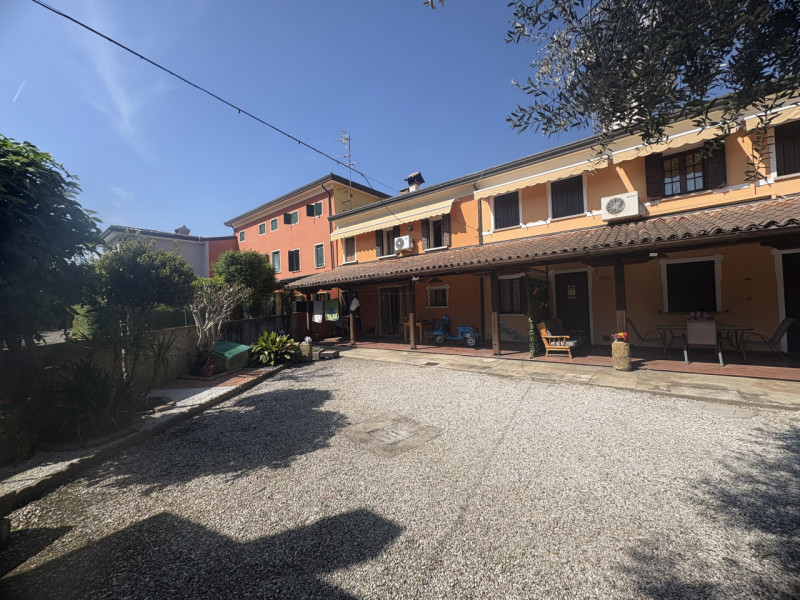 In zona semicentrale e comoda ai principali servizi del paese, proponiamo in vendita due abitazio...