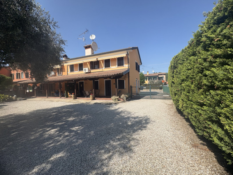 In zona semicentrale e comoda ai principali servizi del paese, proponiamo in vendita due abitazio...