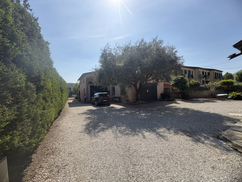 In zona semicentrale e comoda ai principali servizi del paese, proponiamo in vendita due abitazio...