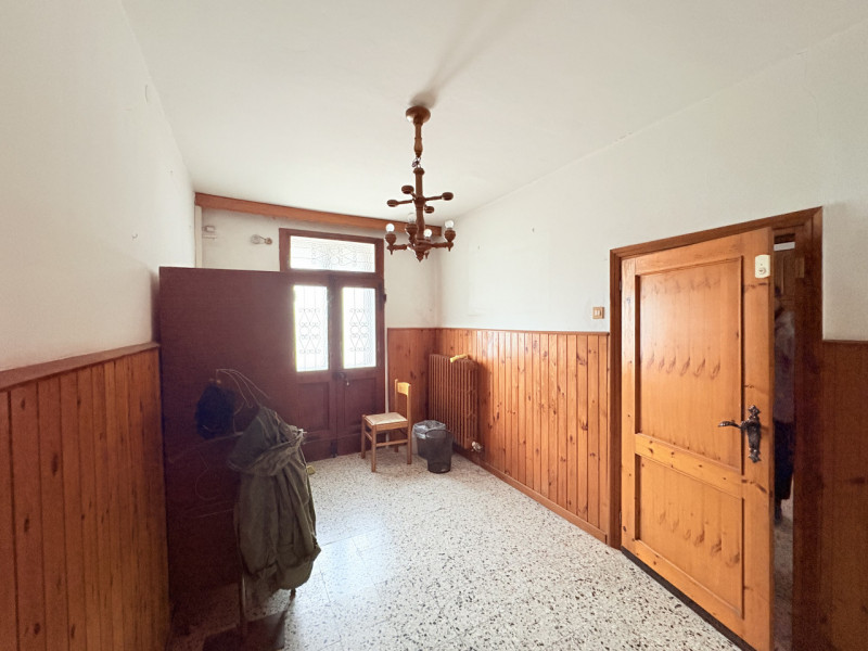 In zona semicentrale e comoda ai principali servizi del paese, proponiamo in vendita due abitazio...