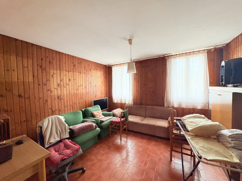 In zona semicentrale e comoda ai principali servizi del paese, proponiamo in vendita due abitazio...
