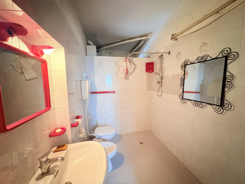 In zona semicentrale e comoda ai principali servizi del paese, proponiamo in vendita due abitazio...