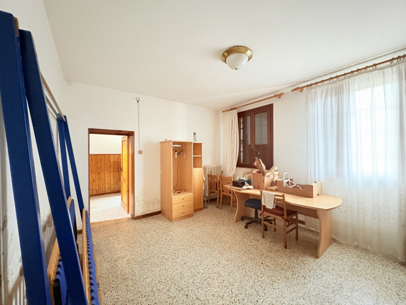 In zona semicentrale e comoda ai principali servizi del paese, proponiamo in vendita due abitazio...