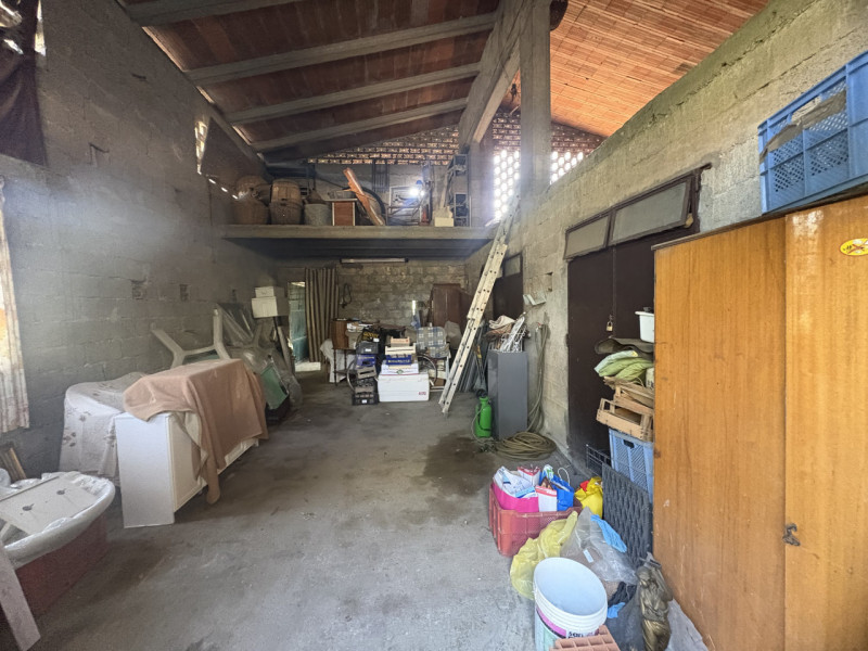 In zona semicentrale e comoda ai principali servizi del paese, proponiamo in vendita due abitazio...